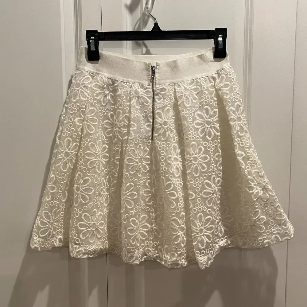 Bebe White Floral Circle Skirt w Back Zip Closure Size Medium - Picture 5 of 8
